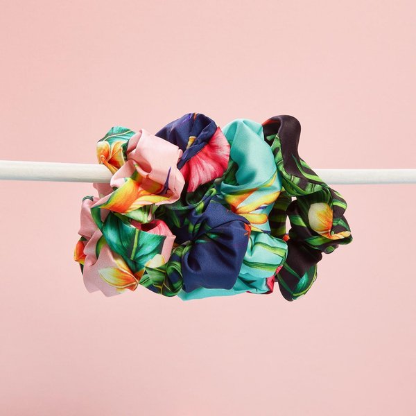 Сатенени скрънчита за коса с дизайнерски принт - 4бр. Large Satin Scrunchies Flora & Curl от Flora  Curl — продуктова снимка